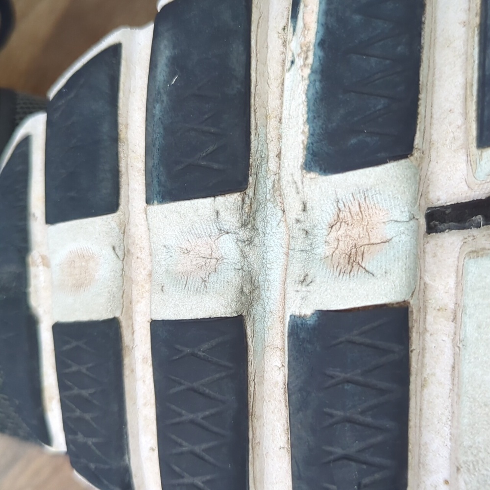 On Running Helion Shoes - Picture 7 of 8